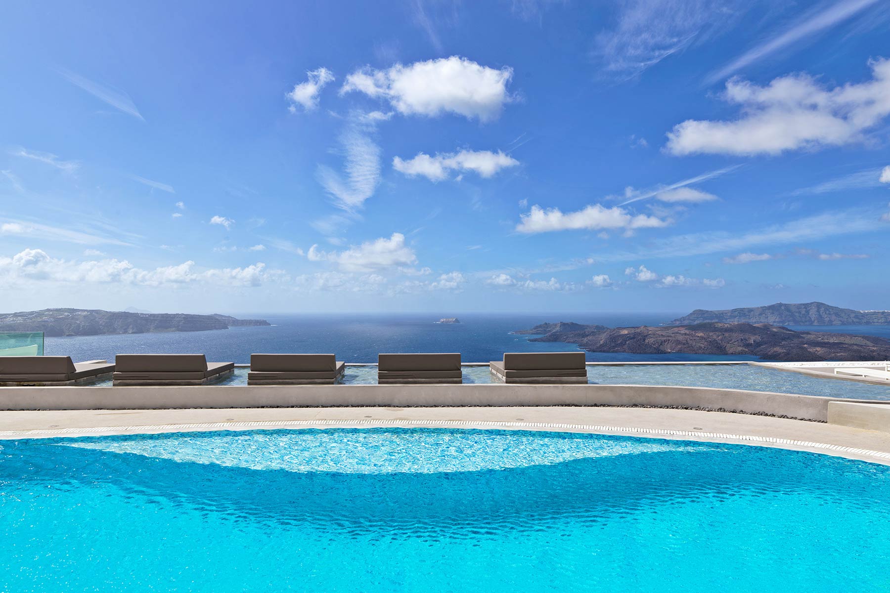 Lilium Hotel Santorini - Hotel in caldera with volcano and sunset views 