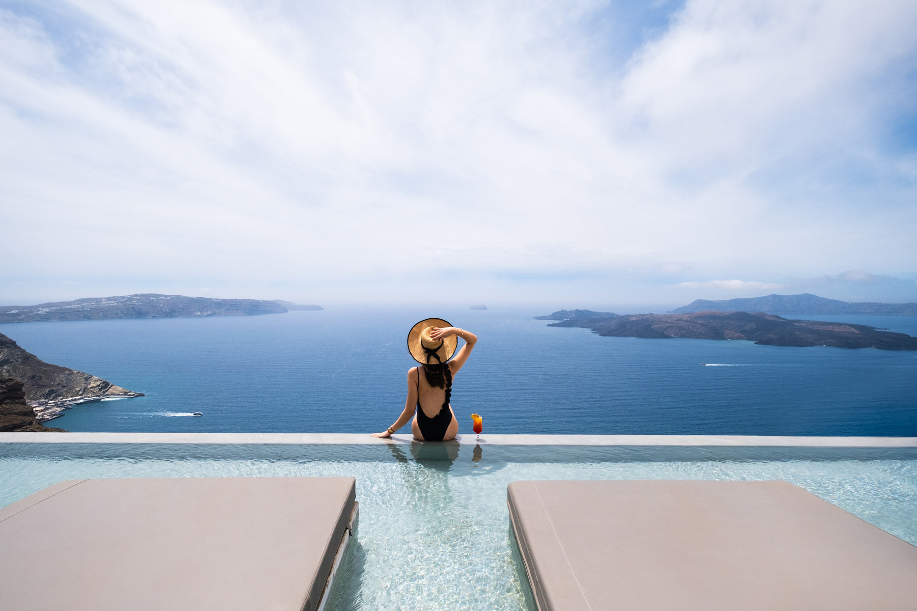 Lilium Hotel Santorini - Hotel in caldera with volcano and sunset views 